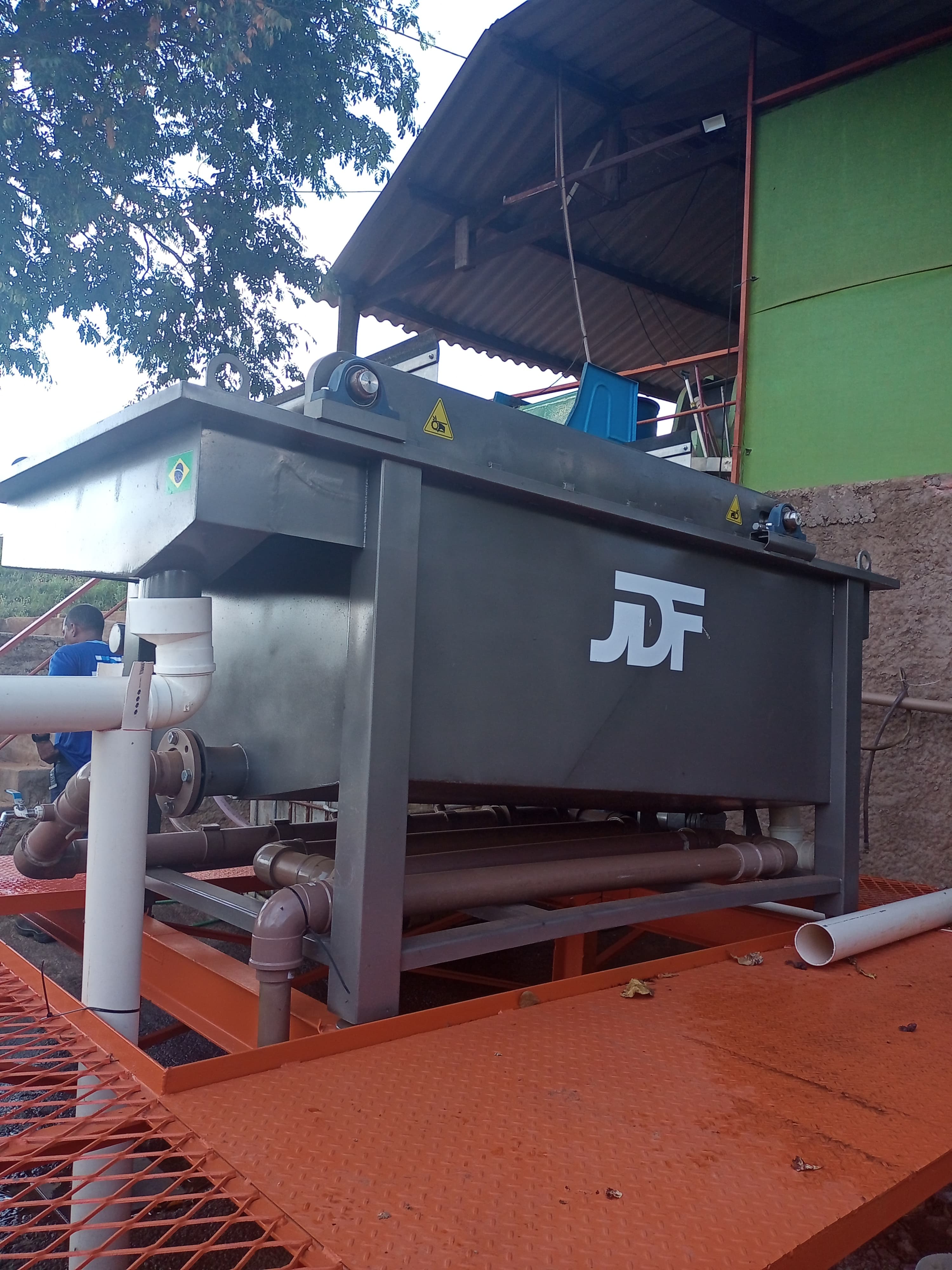 Flotador JDF instalado sobre plataforma, com tubulação de entrada e saída